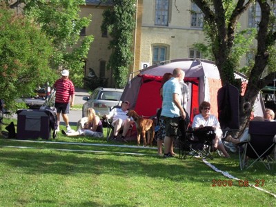 Utställning i epletradgarden